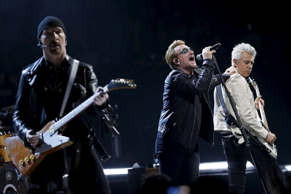 Skupiny U2 a Eagles of Death Metal spolu vystoupily v Paříži.