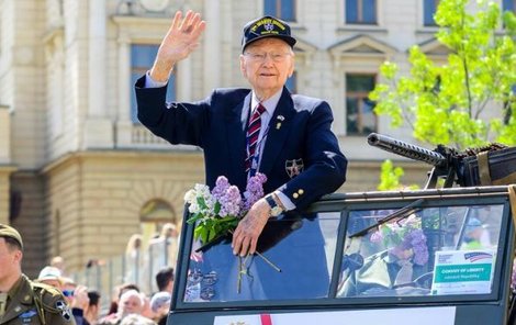 Americký válečný veterán Earl Ingram (†99).