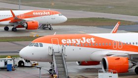 Letadla Easy Jet na londýnském letišti Lutton.