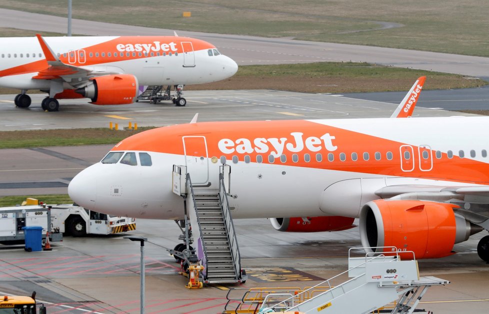 Letadla Easy Jet na londýnském letišti Lutton.