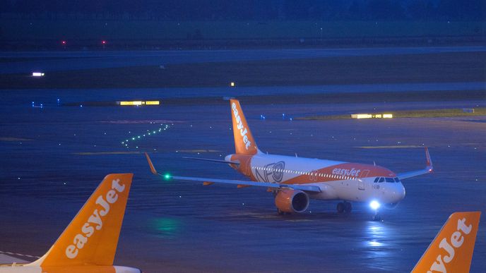 Britský nízkonákladový letecký dopravce easyJet odložil konečný termín, do kterého se musí investiční společnost Castlelake rozhodnout, zda podá závaznou nabídku na jeho převzetí. Britský nízkonákladový letecký dopravce easyJet odložil konečný termín, do kterého se musí investiční společnost Castlelake rozhodnout, zda podá závaznou nabídku na jeho převzetí.