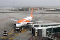 Slzy a vztek dovolenkářů. Letadlo EasyJet neodletělo, posádka byla unavená