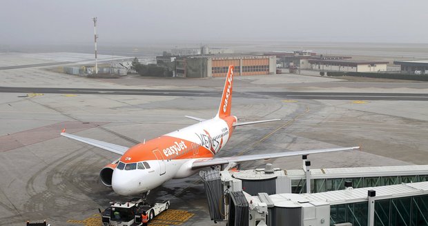 Slzy a vztek dovolenkářů. Letadlo EasyJet neodletělo, posádka byla unavená