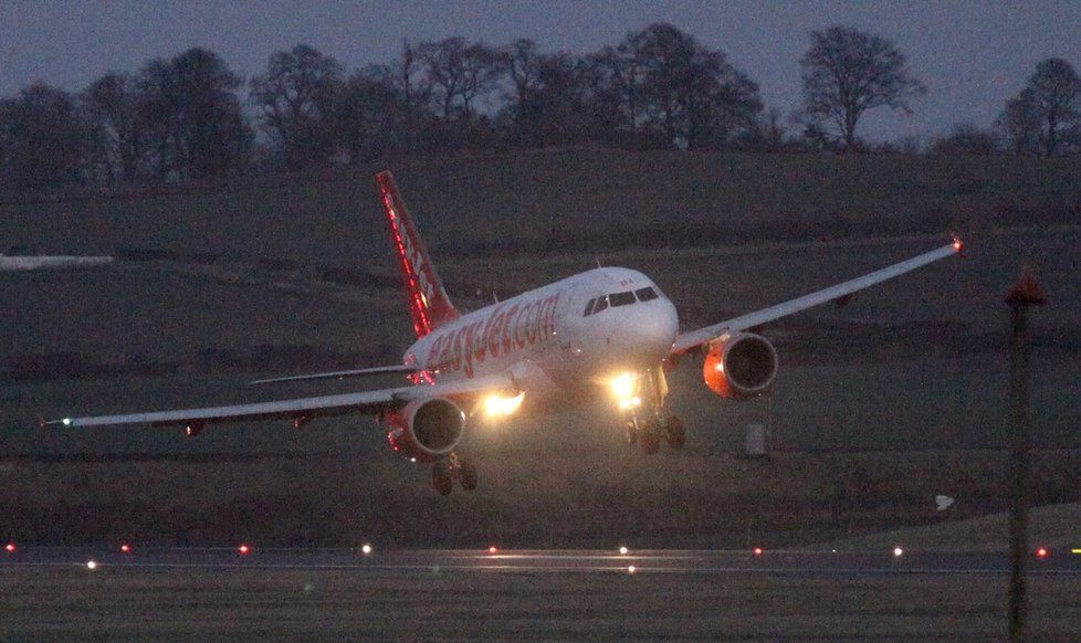 Lidé připraveni na dovolenou čekali na letišti na svůj let se společností EasyJet, když po necelých čtyřech hodinách čekání jim oznámili, že je posádka unavená