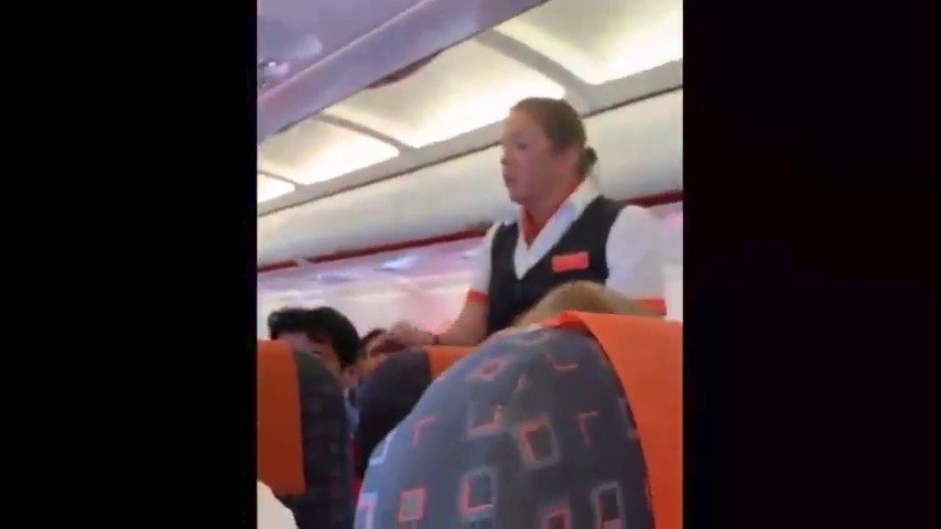 Letuška EasyJet vyhrožovala rodině pokutou, protože si malý chlapec stoupl na sedačku.