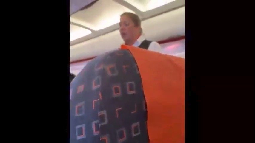 Letuška EasyJet vyhrožovala rodině pokutou, protože si malý chlapec stoupl na sedačku.