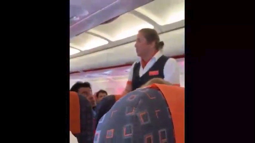 Letuška EasyJet vyhrožovala rodině pokutou, protože si malý chlapec stoupl na sedačku.