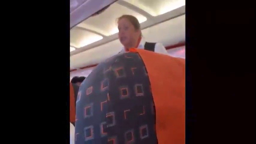 Letuška EasyJet vyhrožovala rodině pokutou, protože si malý chlapec stoupl na sedačku.