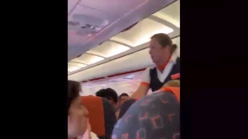 Letuška EasyJet vyhrožovala rodině pokutou, protože si malý chlapec stoupl na sedačku.