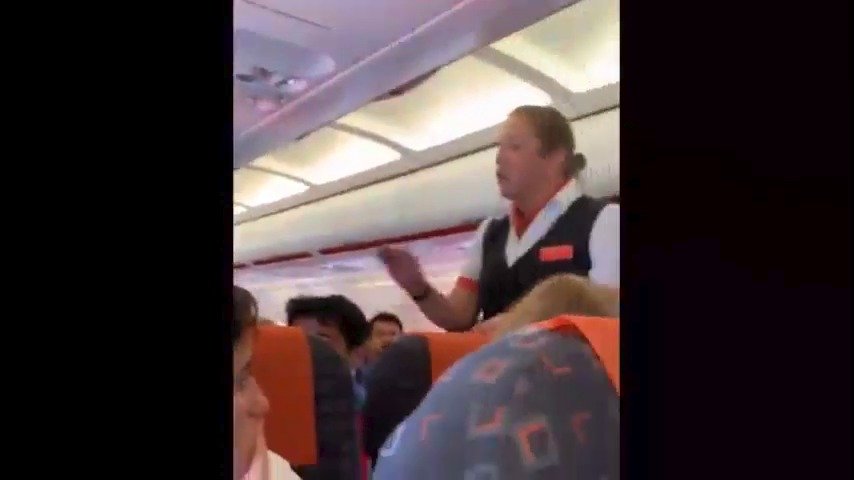 Letuška EasyJet vyhrožovala rodině pokutou, protože si malý chlapec stoupl na sedačku.