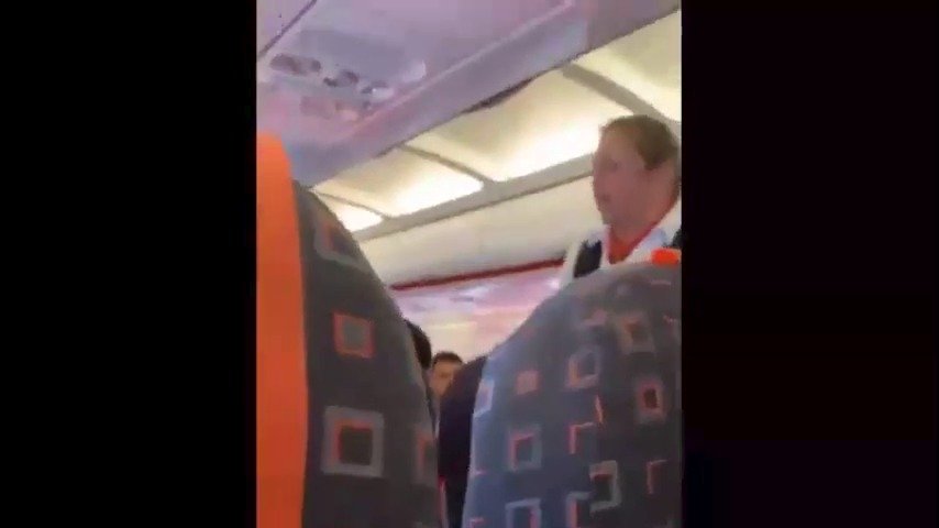 Letuška EasyJet vyhrožovala rodině pokutou, protože si malý chlapec stoupl na sedačku.