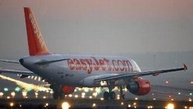 Letadlo EasyJet se muselo vrátit zpět do Lyonu. Student v něm nahlásil bombu, aby se vyhnul setkání s rodiči. (Ilustrační foto)