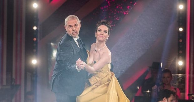 Všech deset řad taneční show StarDance spolu moderují Tereza Kostková a Marek Eben.