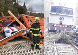 Orkán Eberhard bral Čechům střechy a kácel stromy, problémy byly i na železnici