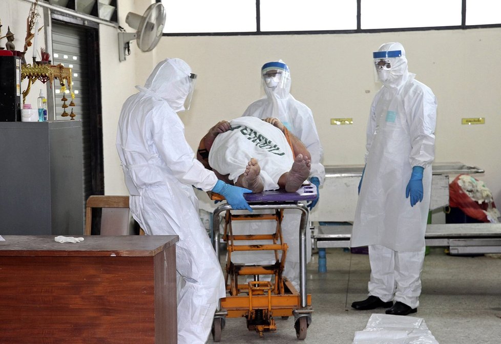 Ebola už není jen problém Afriky. Šíří se i dále do světa.