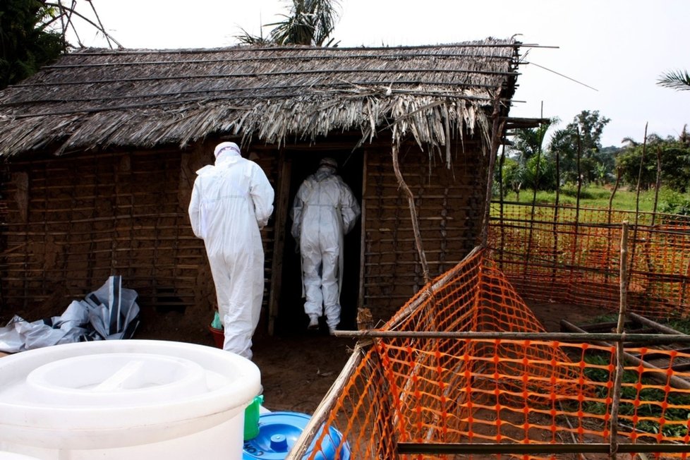 S virem eboly mají v Africe stále mnoho práce.