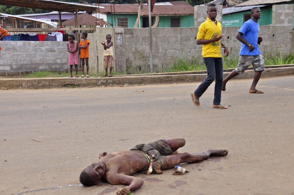 Mrtví v Libérie leží je ntak na ulici