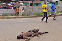 Oběti eboly tlejí v ulicích: Nepohřbívají je, protože se bojí nakažení