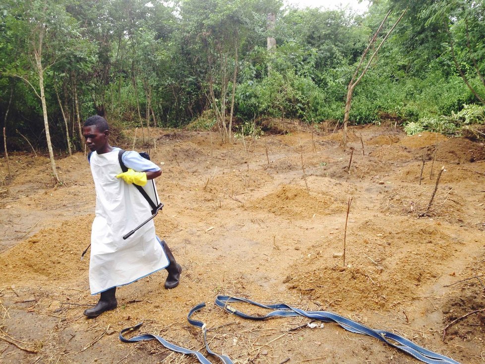 Ebole ze 1700 nemocných podlehlo již více než 900 lidí