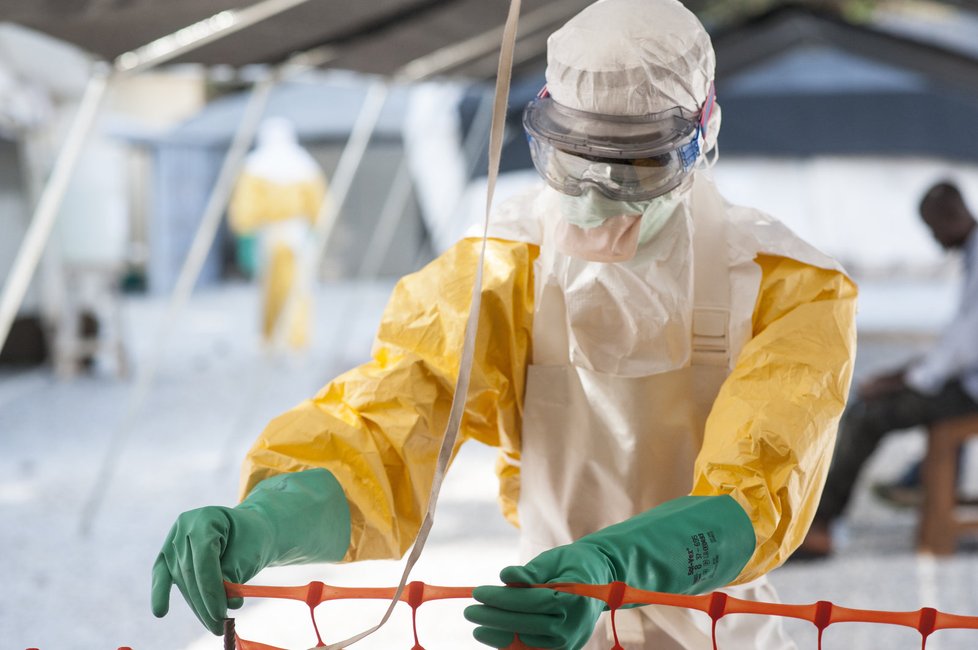 Proti ebole jsou zdravotníci i lékaři chráněni ochrannými obleky.