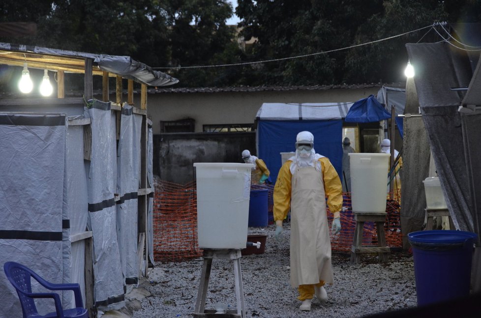 Proti ebole byli zdravotníci i lékaři chráněni ochrannými obleky.