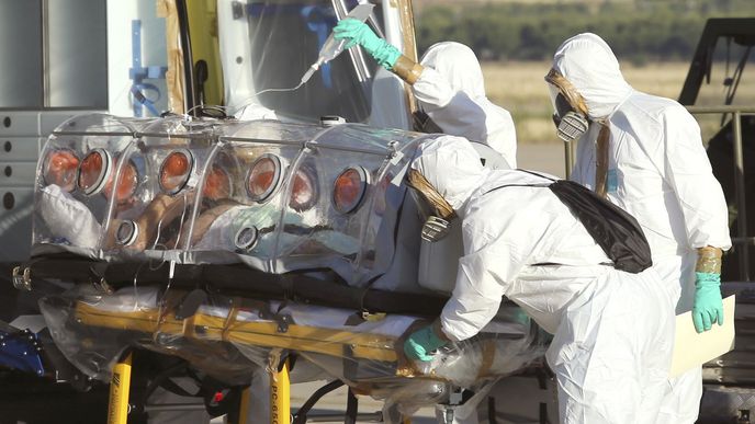 Ve Španělsku zemřel kněz, který byl předtím v Africe, na virus Ebola. Ve světě je už přes 1000 mrtvých