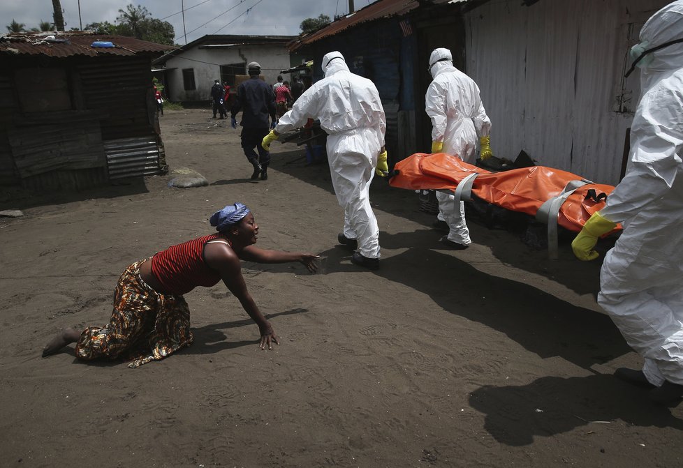 Této ženě ebola vzala její sestru. V totálním zoufalství se plazí k nosítkům, aby své příbuzné dala poslední sbohem.