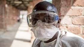 Ebola v Kongu už nešetří ani novorozence.