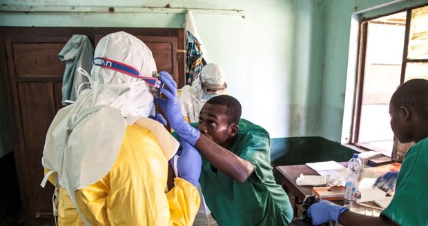 Epidemie smrtící eboly skončila. Úřadům v Kongu pomohl svět i očkování