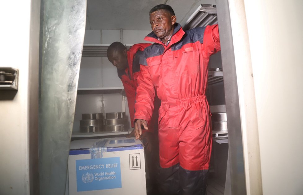 První várka experimentální vakcíny proti ebole dorazila do Konga