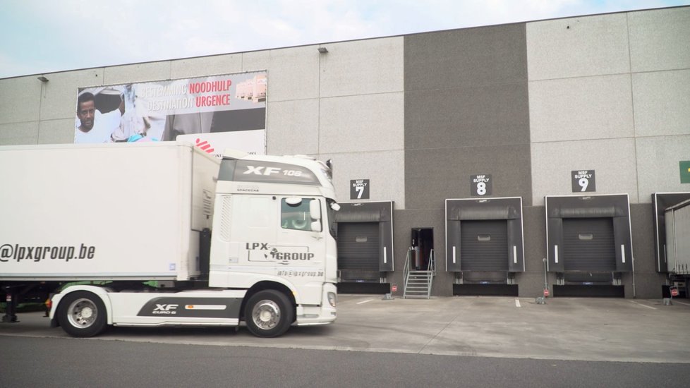 Kamion odváží materiál pro boj s epidemií eboly.