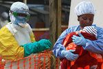 Epidemie eboly se rozšířila už za hranice Konga, první případy hlásí Uganda.