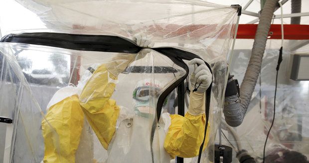 Epidemie eboly se rozšířila už za hranice Konga, první případy hlásí Uganda.
