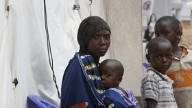 Epidemie eboly se rozšířila už za hranice Konga, první případy hlásí Uganda.