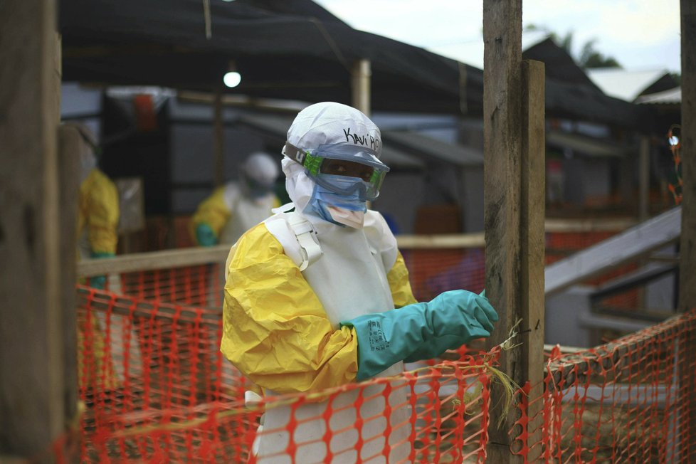 Epidemie eboly se rozšířila už za hranice Konga, první případy hlásí Uganda.