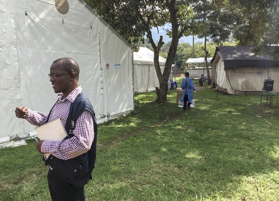 Epidemie eboly se rozšířila už za hranice Konga, první případy hlásí Uganda.