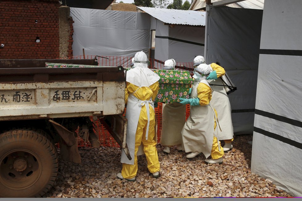 Epidemie eboly se rozšířila už za hranice Konga, první případy hlásí Uganda.