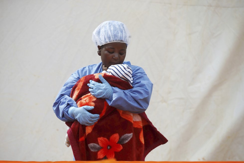 Epidemie eboly se rozšířila už za hranice Konga, první případy hlásí Uganda.