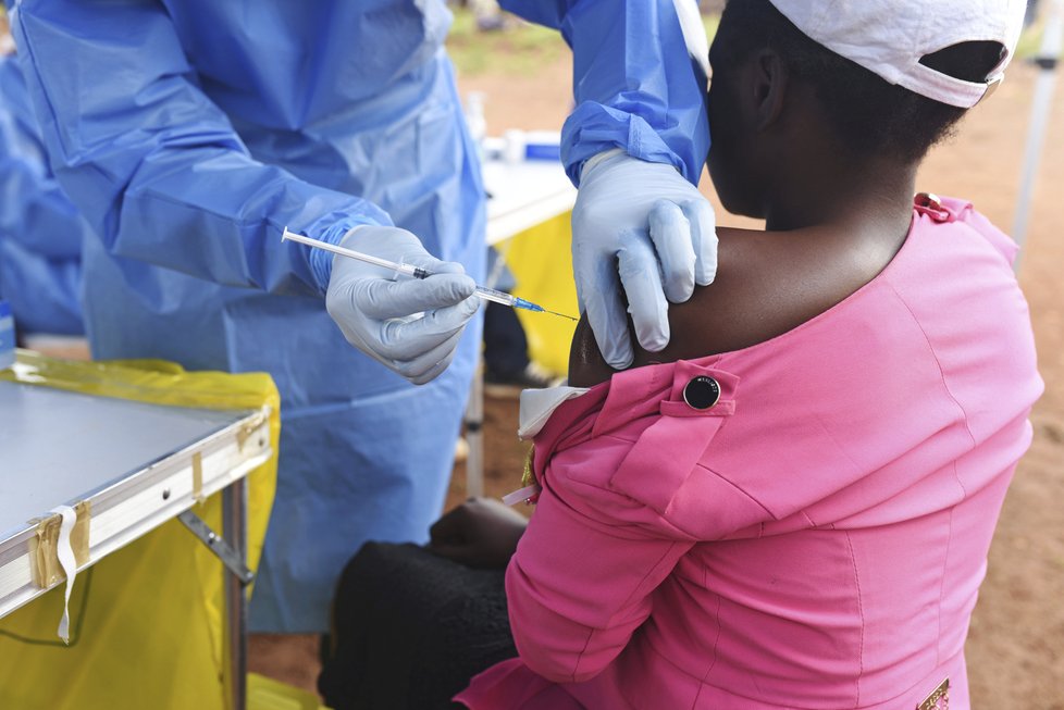 Konžská vláda slíbila léčbu eboly zdarma na tři měsíce.