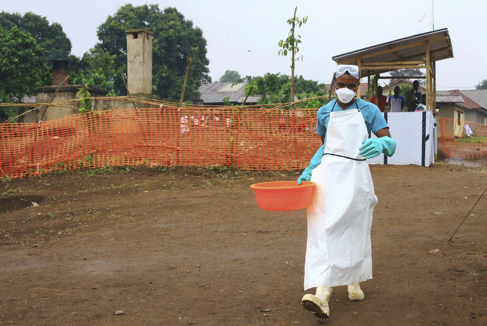 Ebola způsobuje horečku, zvracení, průjem a někdy i vnější a vnitřní krvácení.