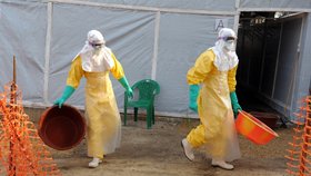 K nemocným musí lékaři a pečovatelé přistupovat v ochranném obleku. U mrtvých lidí stačí pouhý dotek, aby se člověk ebolou nakazil.