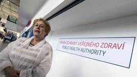 Epidemioložka Zdeňka Jágrová ukázala improvizovanou vyšetřovnu, která vyrostla mezi terminálem 1 a 2 na pražském letišti Václava Havla.