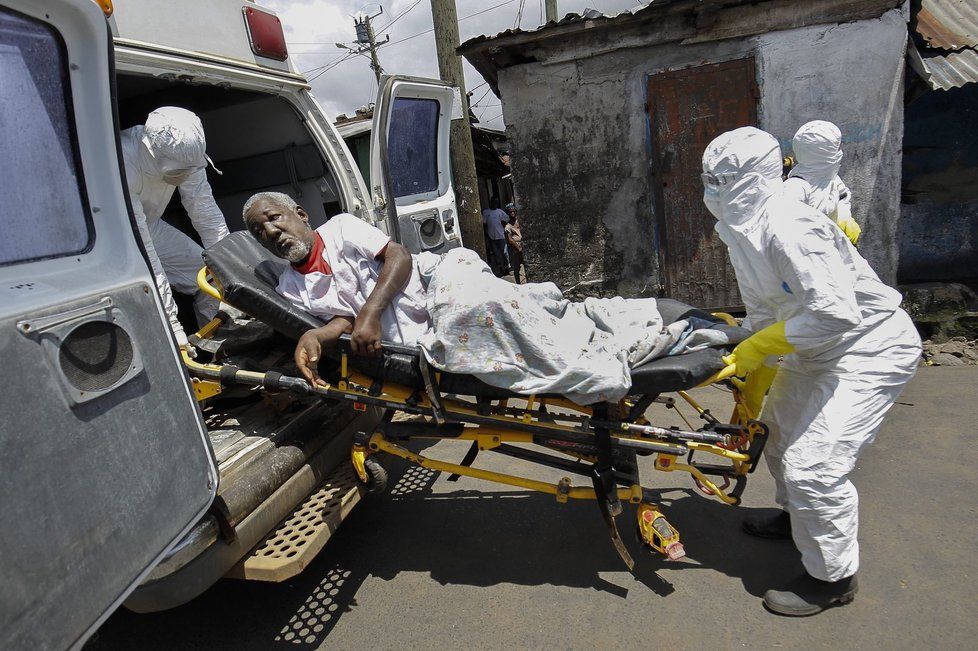 Zdravotníci v Libérii odvážejí člověka s podezřením na ebolu.