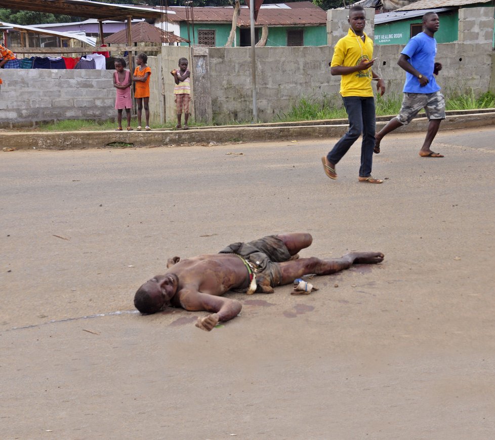 Ulice Monrovie lemují mrtví.