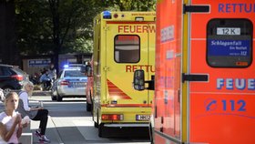 Pacienta do univerzitní nemocnice v Hamburgu převezla kolona aut