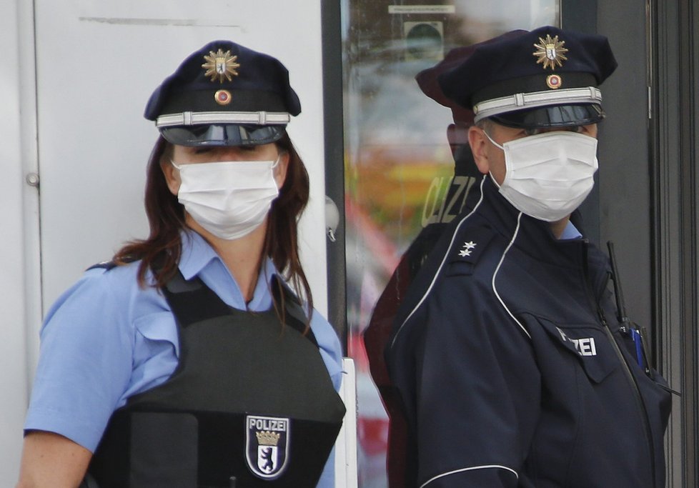 Policisté se u úřadu práce pohybují zásadně v rouškách.