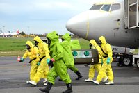 Kvůli strachu z eboly bude Česko kontrolovat všechny cestující v letadlech do Prahy!