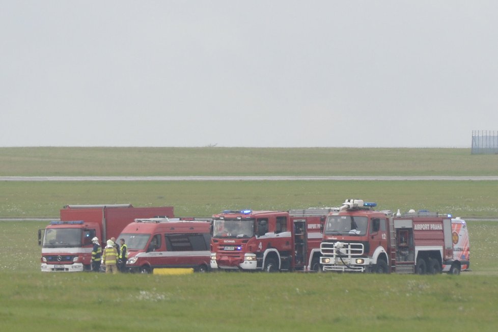 Letiště Václava Havla zažilo nácvik evakuace letadla nesoucího ebolu