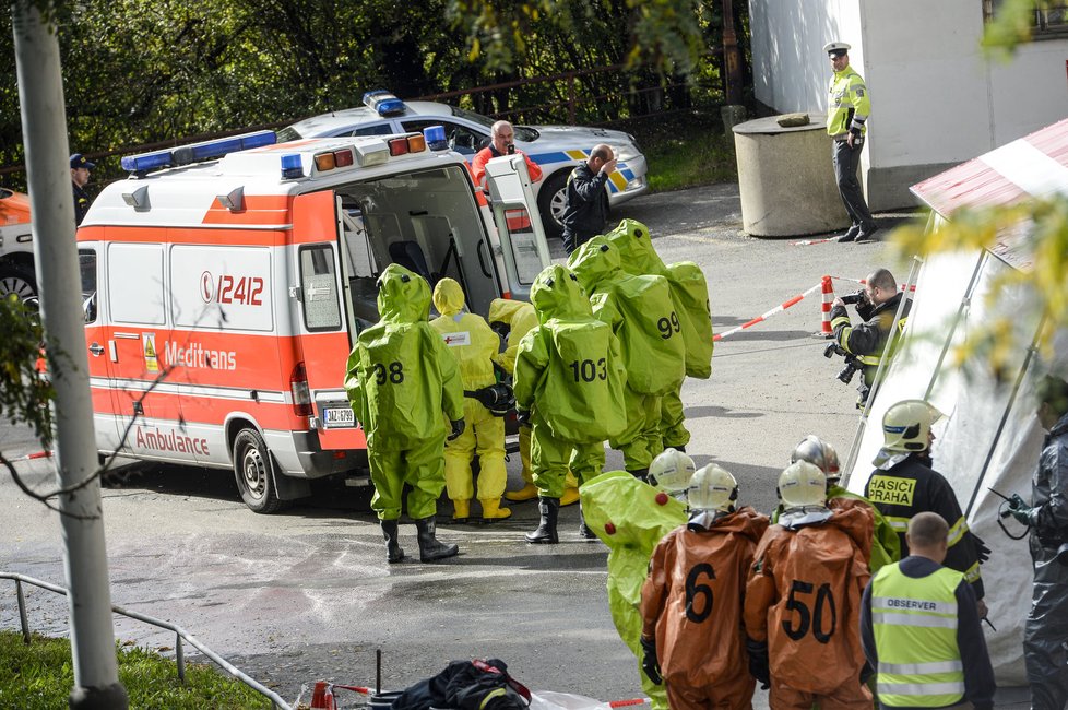 Letiště Václava Havla zažilo nácvik evakuace letadla nesoucího ebolu