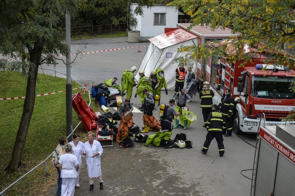 Cvičení v říjnu 2014: Letiště Václava Havla zažilo nácvik evakuace letadla nesoucího ebolu